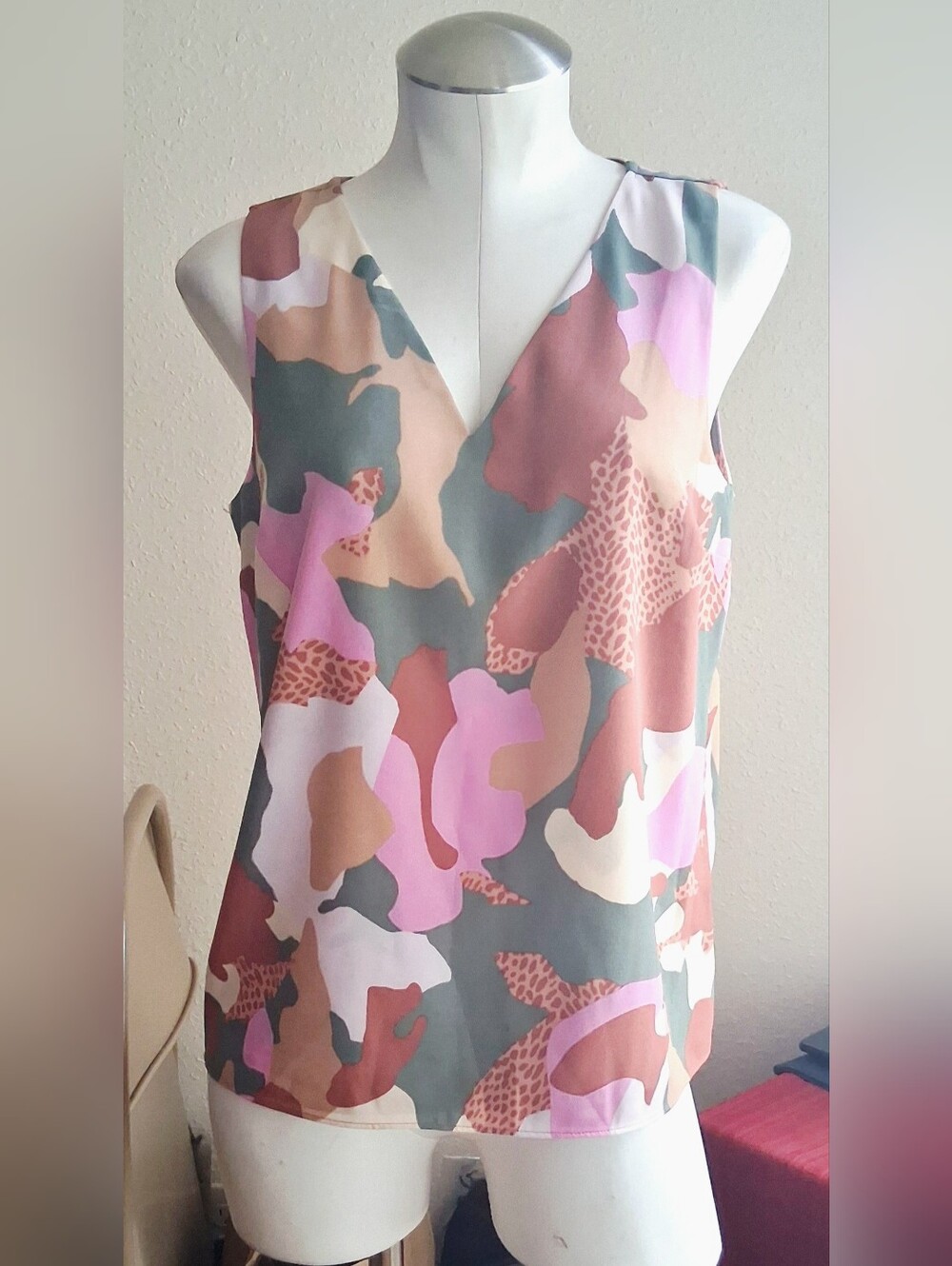 Sleeveless V-Neck Print Top
